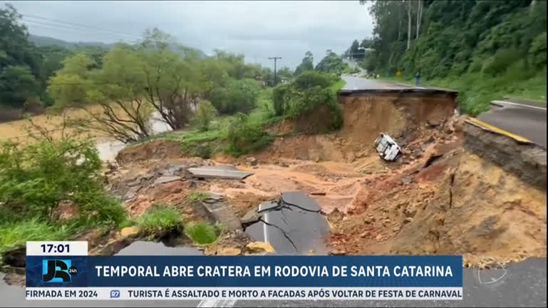 Vídeo: Grande cratera se abre na pista da BR-470, em Santa Catarina