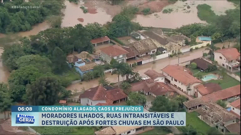 Vídeo: Moradores de Carapicuíba (SP) sofrem com os estragos causados pelas chuvas