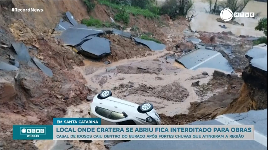 Vídeo: Cratera gigante faz rodovia ser interditada por uma semana para obras em SC