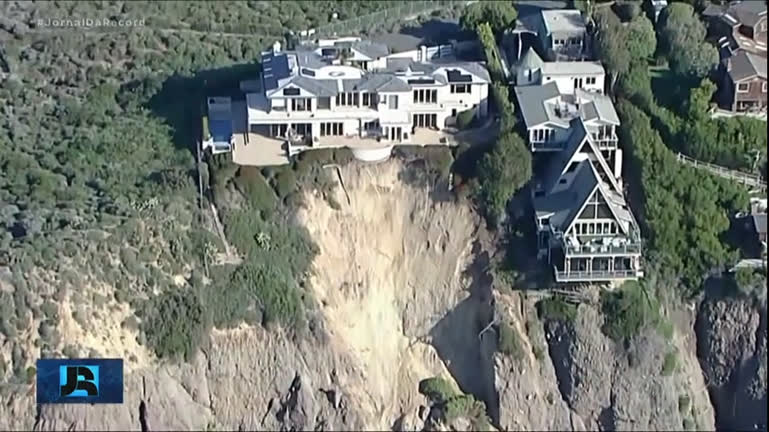 Vídeo: EUA: mansão de quase R$ 80 milhões fica à beira de precipício após deslizamento