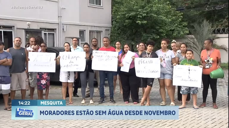 Vídeo: Sem água há quase três meses, famílias protestam na Baixada Fluminense