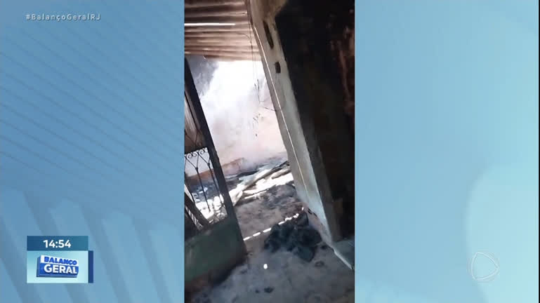 Vídeo: Casa pega fogo em Nova Iguaçu (RJ); dona acredita em incêndio criminoso