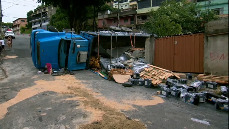 Vídeo: Caminhão carregado com baterias de automóvel tomba, atinge carros e muro de casa em MG