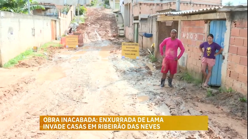 Vídeo: Enxurrada de lama invade casas vizinhas a obra da Copasa em Ribeirão das Neves (MG)