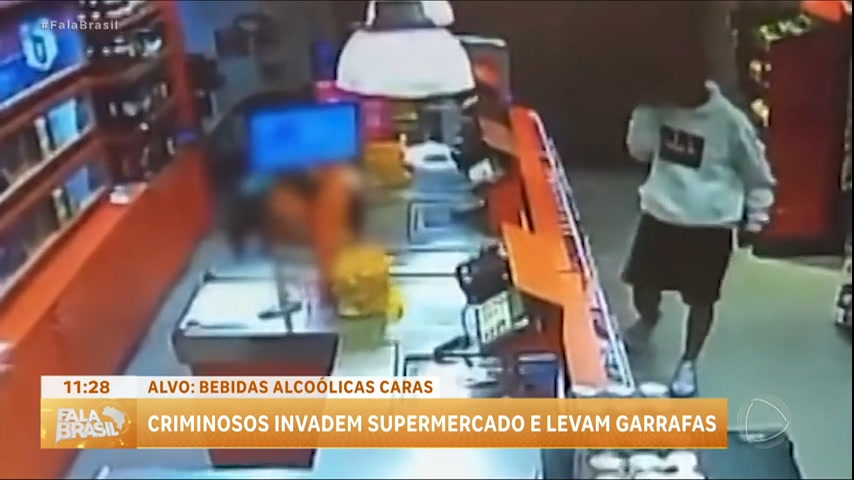 Vídeo: Bandidos invadem supermercado e levam bebidas caras em SP