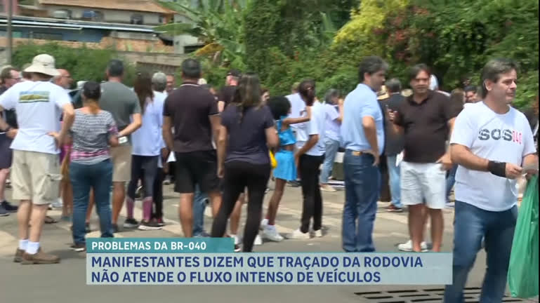 Vídeo: Manifestantes protestam na BR-040 para exigir melhorias na rodovia em MG