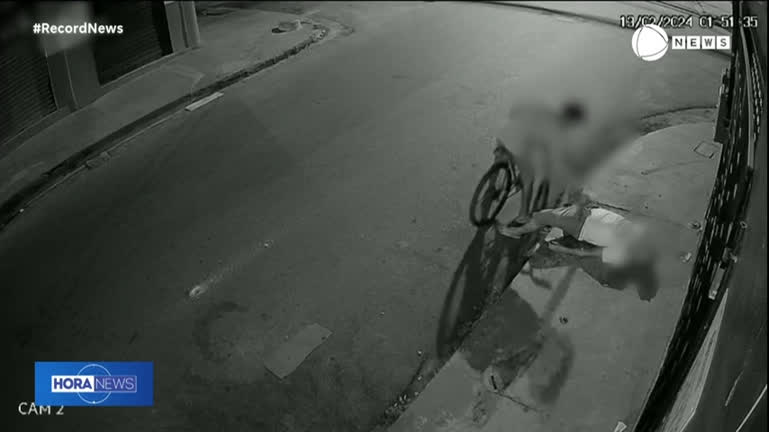 Vídeo: Câmeras gravam jovem ao furtar celular de idoso que dormia em calçada de bar