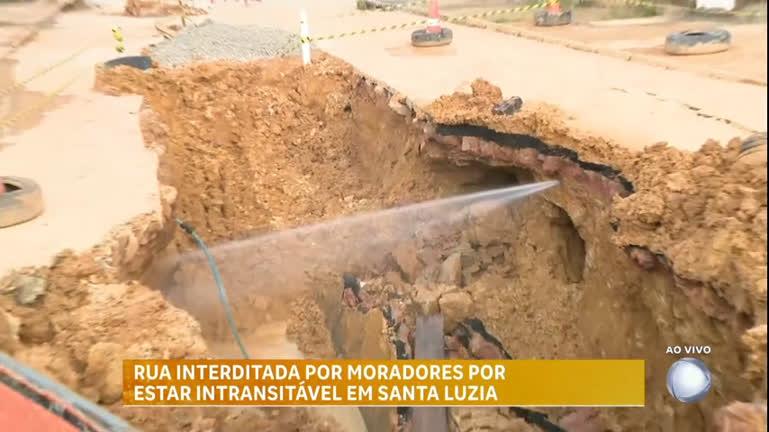 Vídeo: Rua é interditada por moradores por estar intransitável em Santa Luzia (MG)