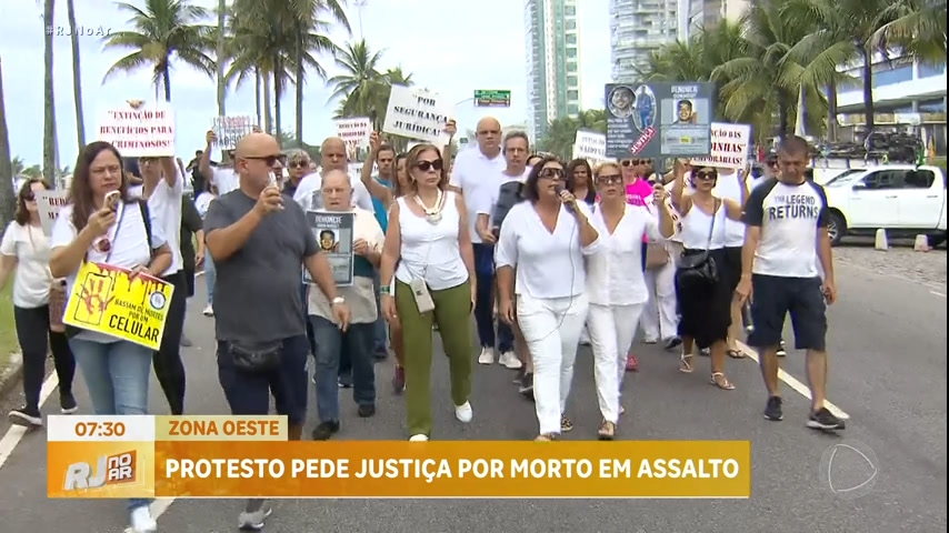 Vídeo: Familiares do jovem morto em assalto no Recreio dos Bandeirantes fazem manifestação na orla do Rio