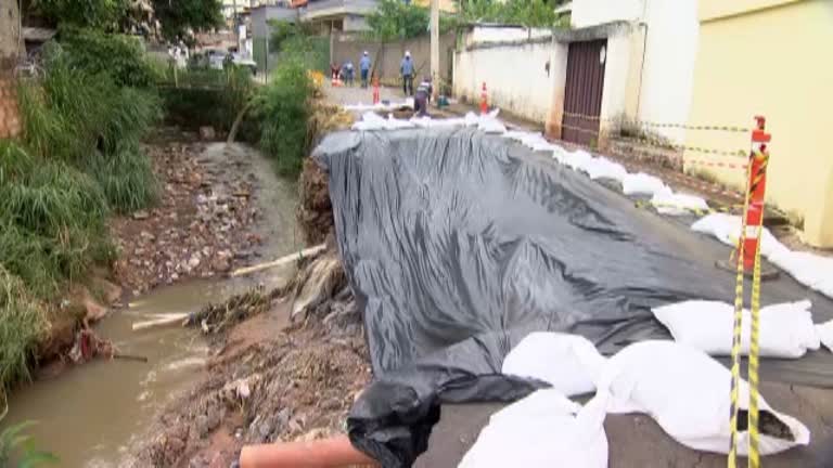 Vídeo: Adutora se rompe durante chuvas e avenida se transforma em cratera, em BH