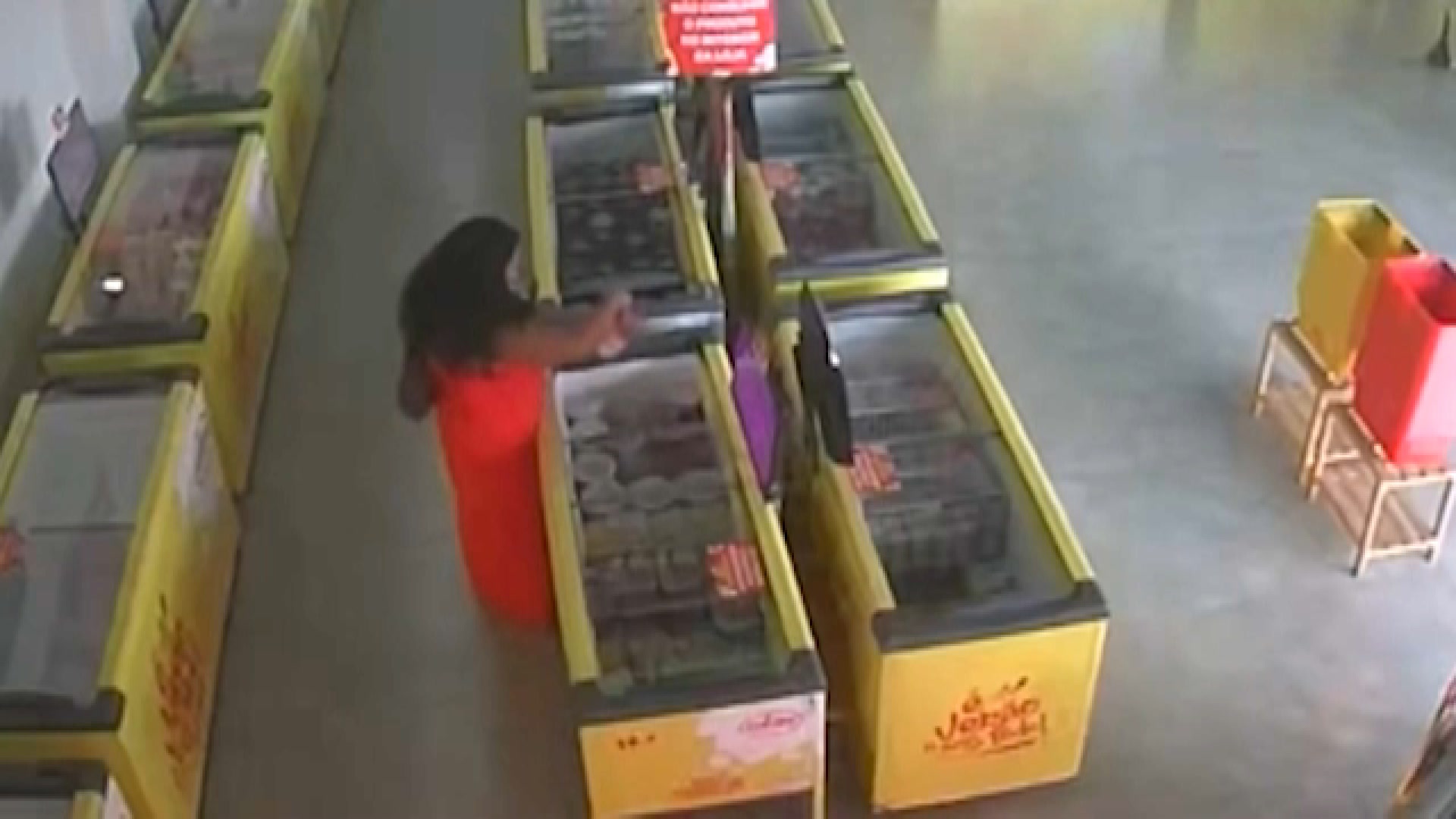 Vídeo: Mulher é suspeita de furtar potes de sorvete e açaí em Uberlândia (MG)