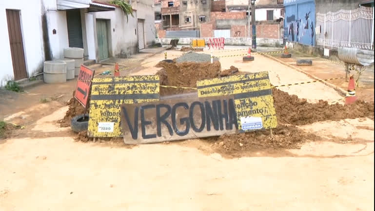Vídeo: Moradores reclamam de problema reincidente com redes da Copasa e prefeitura em MG
