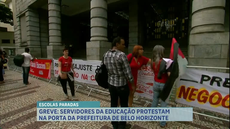 Vídeo: Professores da rede de ensino municipal protestam em frente a prefeitura de BH