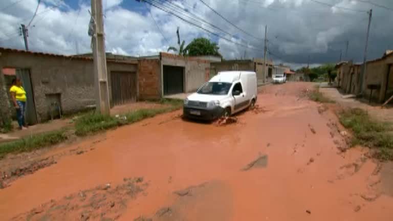 Vídeo: Bairro a Bairro: moradores reclamam de rua enlameada após chuva em Ribeirão das Neves (MG)