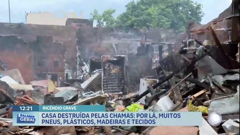 Vídeo: Incêndio destrói casa em Planaltina (DF); cinco pessoas dormiam na casa
