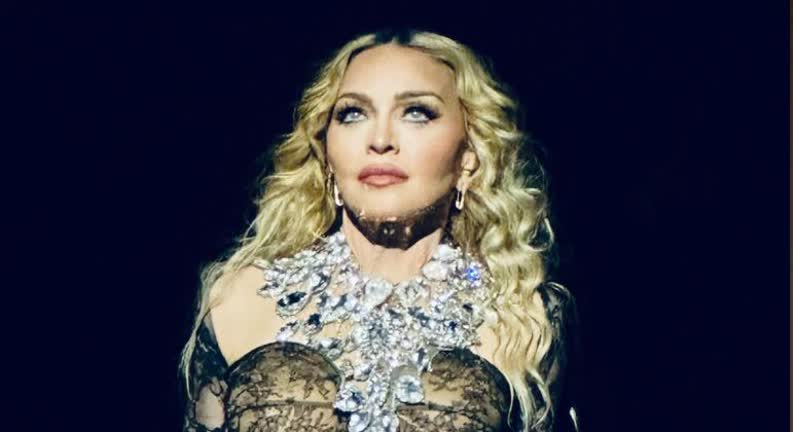 Vídeo: Madonna cai em show durante performance com bailarino