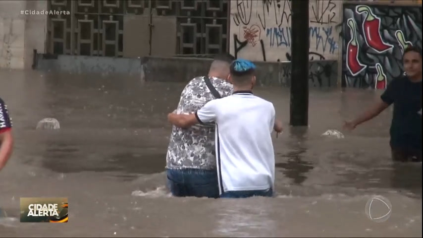 Vídeo: Temporal em São Paulo deixa ruas alagadas e população ilhada