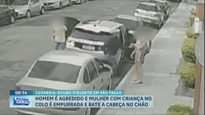 Vídeo: Mulher é empurrada por bandidos e bate cabeça no chão durante assalto em SP