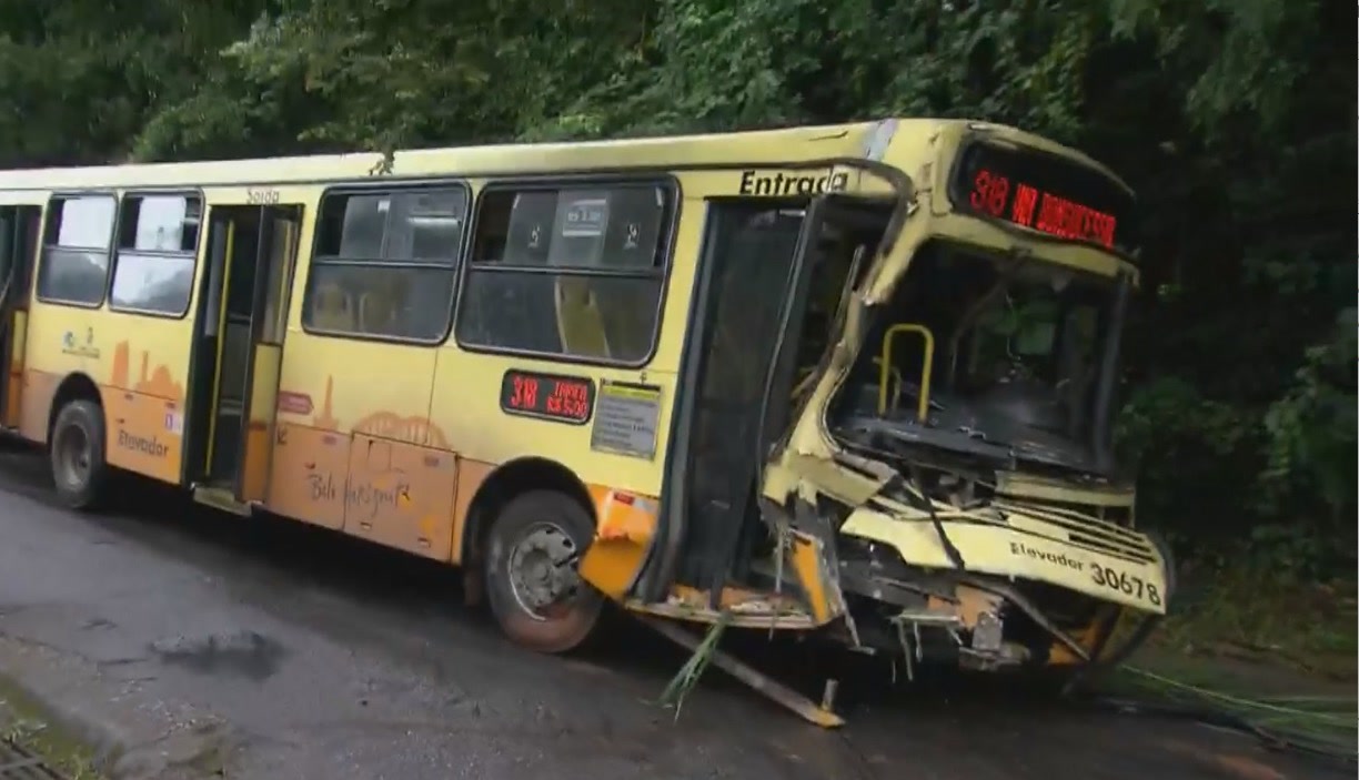 Vídeo: Ônibus que bateu em uma casa e deixou 11 pessoas feridas é retirado em BH