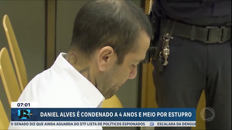 Vídeo: Daniel Alves é condenado a 4 anos e 6 meses de prisão por estupro na Espanha