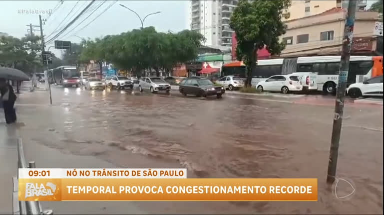 Vídeo: Chuvas provocam congestionamento recorde em São Paulo