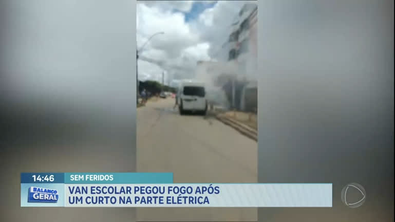 Vídeo: Van escolar pega fogo no Guará II, no DF