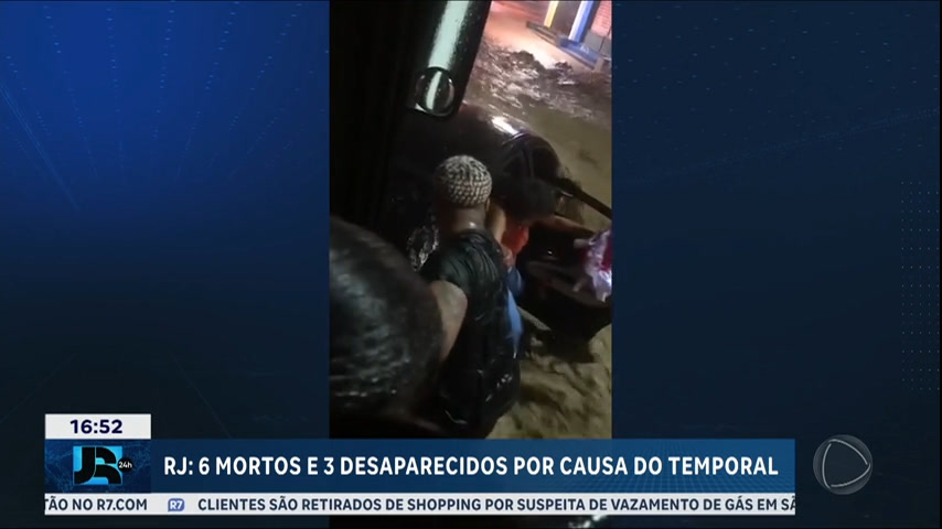 Vídeo: Bombeiros procuram por desaparecidos após temporal no RJ