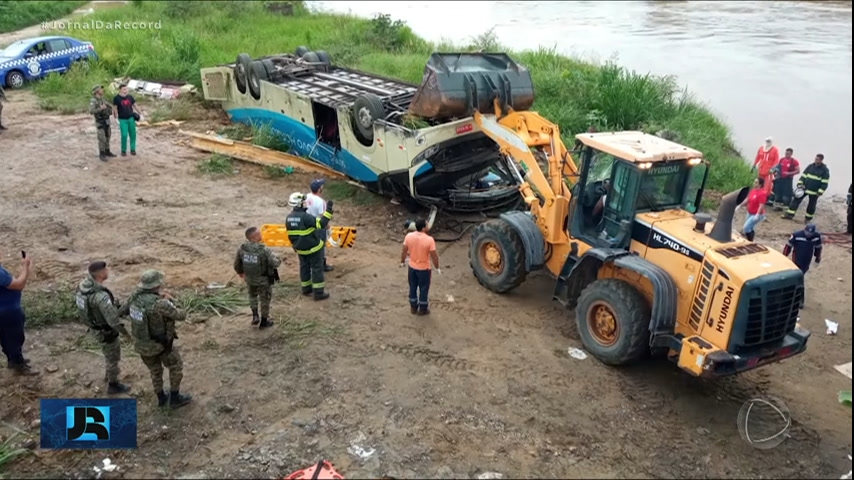 Vídeo: Acidente com ônibus de turismo na Bahia deixa cinco mortos