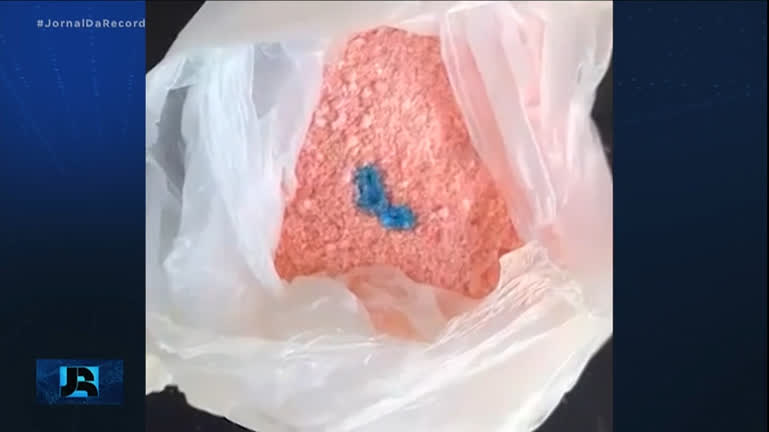 Vídeo: Criminosos colorem pacotes de cocaína para enganar policiais e usuários
