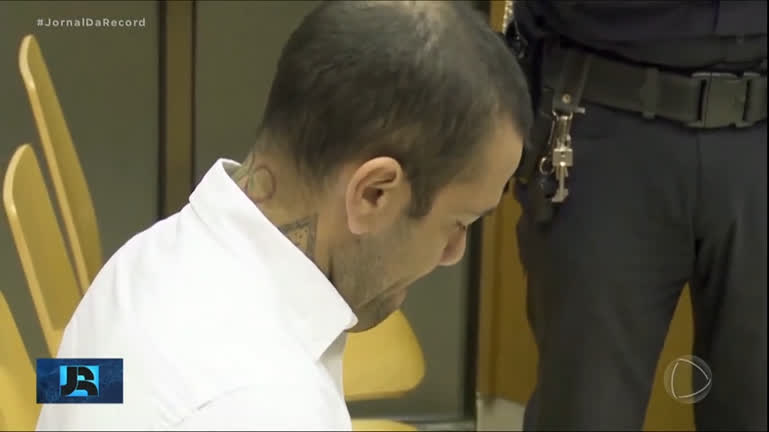 Vídeo: Daniel Alves é condenado a quatro anos e meio de prisão por estupro, na Espanha
