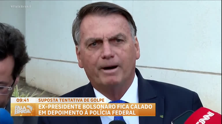 Vídeo: Ex-presidente Jair Bolsonaro fica em silêncio em depoimento à PF
