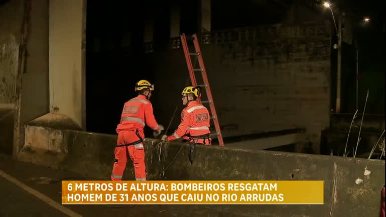 Vídeo: Homem é resgatado pelo Corpo de Bombeiros após cair no leito do rio Arrudas, em BH