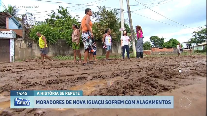 Vídeo: Após temporal no estado do Rio, moradores de Nova Iguaçu sofrem com alagamentos