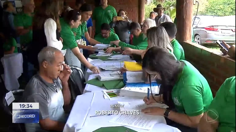 Vídeo: GDF entrega documentos para regularização de imóveis rurais