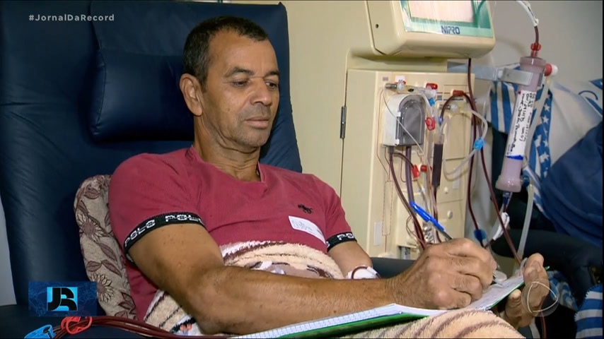 Vídeo: Pacientes que fazem hemodiálise em Belo Horizonte (MG) recebem aulas de leitura e escrita da Prefeitura