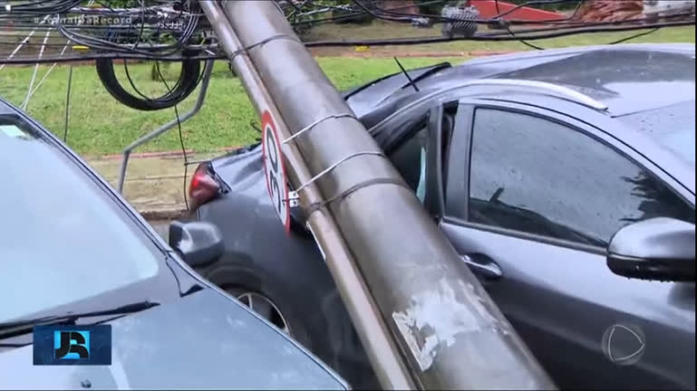 Vídeo: Família fica presa dentro do carro durante chuva forte em Belo Horizonte (MG)