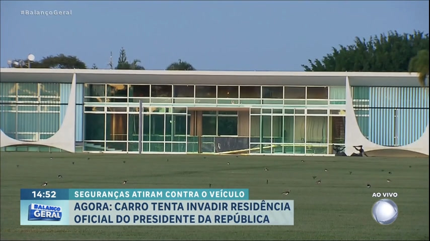 Vídeo: Carro tenta invadir residência oficial do presidente da República