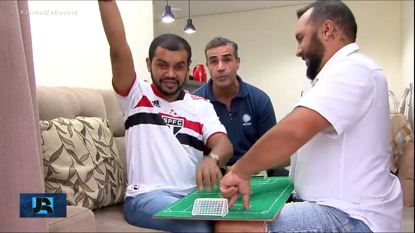 Vídeo: Rapaz com deficiência auditiva e visual vira símbolo da paixão do torcedor pelo São Paulo