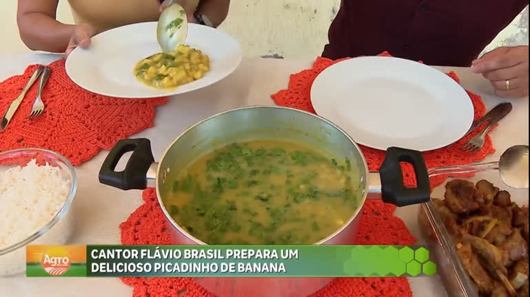 Vídeo: Cantor Flávio Brasil prepara delicioso picadinho de banana