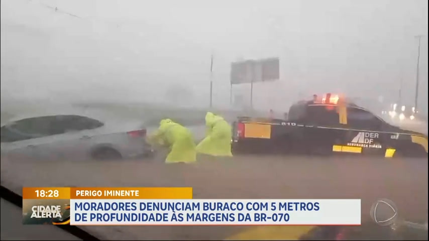 Vídeo: Carro fica preso em bueiro durante chuva na BR-070