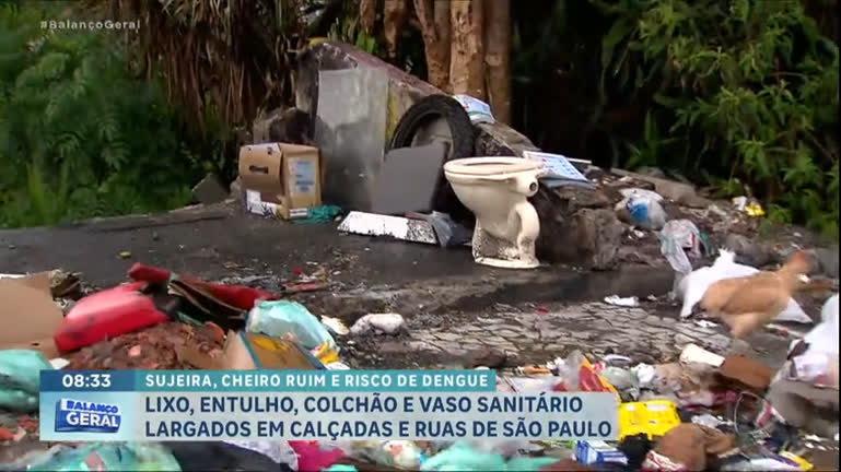 Vídeo: Moradores reclamam de lixo e até vaso sanitário jogados em ruas de SP