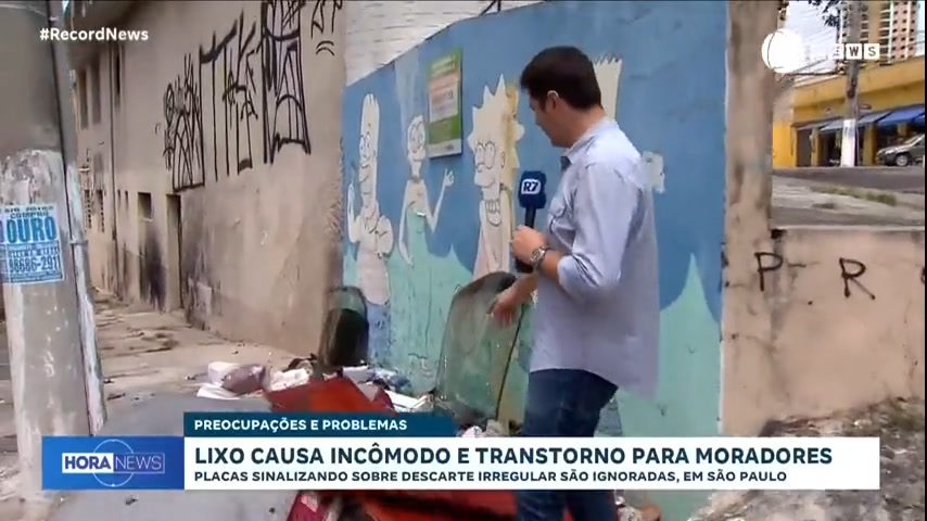 Vídeo: Colchões velhos e restos de móveis: esquina vira ponto de descarte de lixo e atormenta moradores em SP