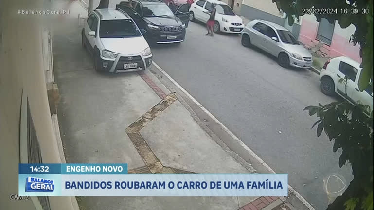 Vídeo: Bandidos armados roubam carro de família no Engenho Novo, na zona norte do Rio