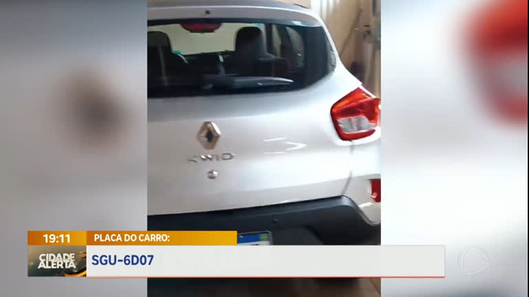 Vídeo: Casal tem carro roubado após assalto violento em Santa Maria