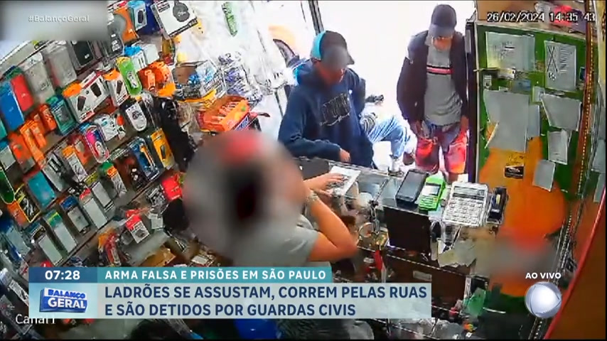 Vídeo: Ladrões tentam roubar loja em SP, mas se assustam e são detidos por guardas civis