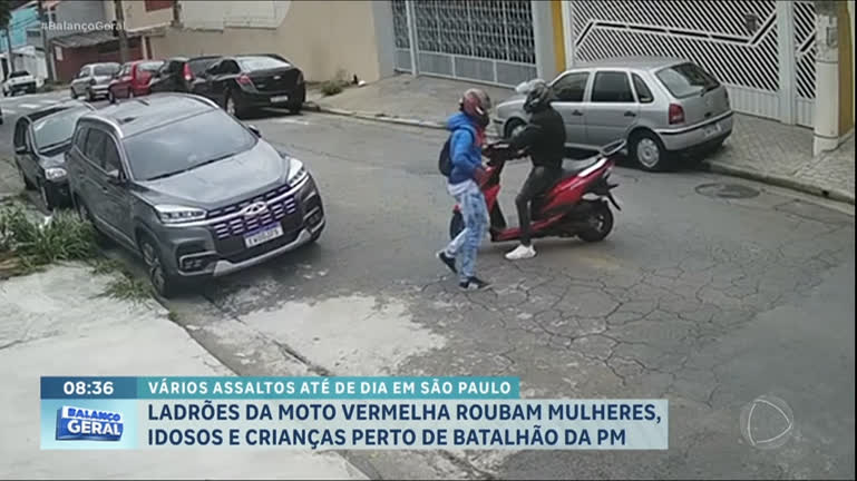 Vídeo: Ladrões da moto vermelha roubam mulheres, idosos e crianças perto de base da polícia
