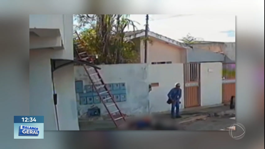 Vídeo: Funcionário cai de escada e morre após levar choque elétrico