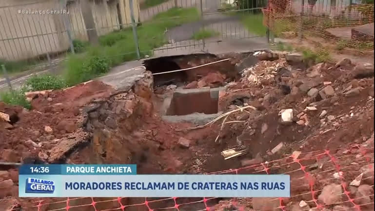 Vídeo: Moradores reclamam de cratera nas ruas do Parque Anchieta, na zona norte do Rio