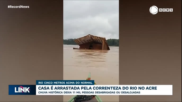 Vídeo: Casa é arrastada por correnteza durante enchente no Acre; confira vídeo