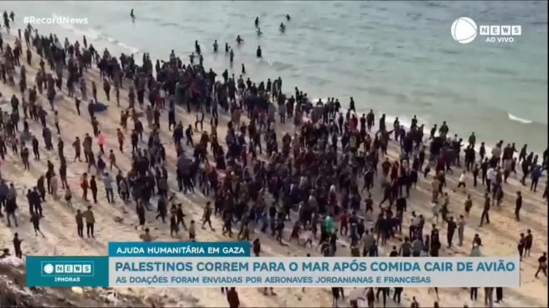 Vídeo: Multidão de palestinos resgata ajuda humanitária que caiu no Mar Mediterrâneo